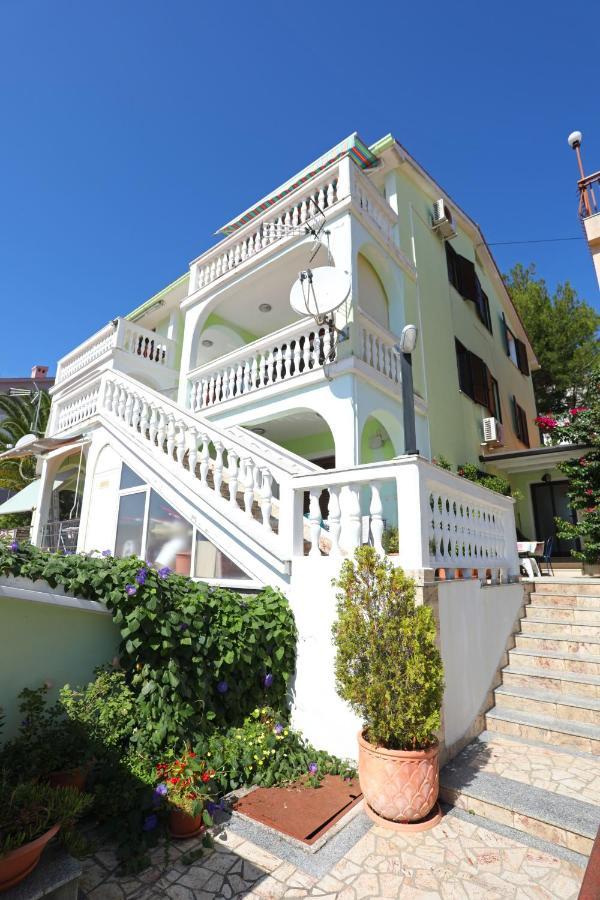 Greenhouse Family Apartments ラバック エクステリア 写真